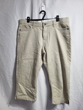 Liz Claiborne Light Beige Capris, Size 14